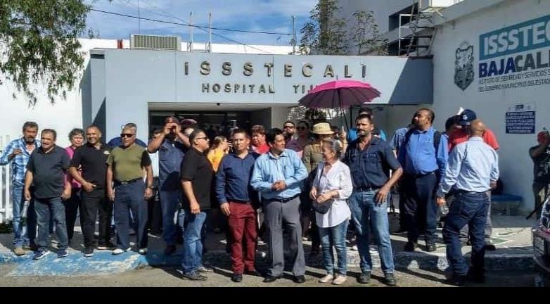 Trabajadores burócratas jubilados y pensionados protestaron ante ISSSTECALI
