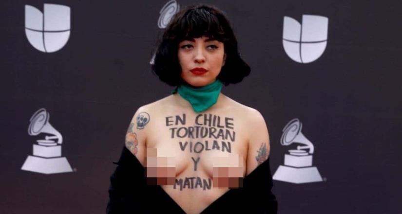 Mon Laferte protesta en topless por Chile durante Latin Grammy