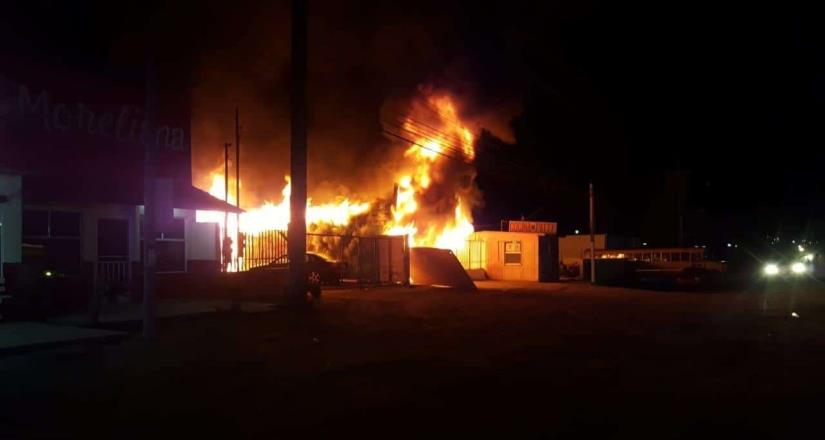 Incendio consume dos negocios en Vicente Guerrero