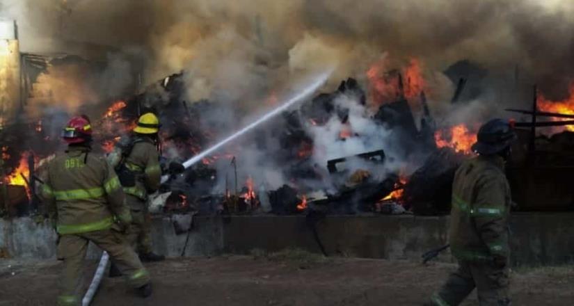 Bomberos atienden incendio en la colonia Anexa del Río