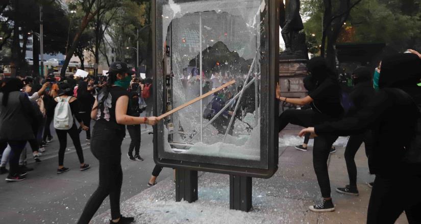 Encapuchadas vandalizan monumentos durante marcha feminista