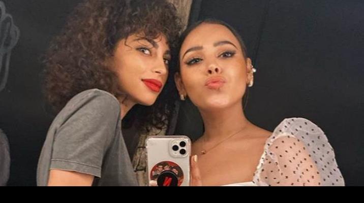 Con beso en la boca, Danna Paola felicita a su amiga Mina El Hammani
