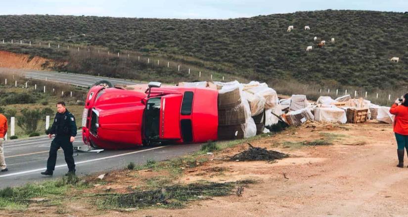 Vuelca tráiler en curva de San Vicente