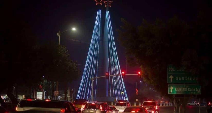 El árbol de navidad cambia del Monumento Las Tijeras al Parque Morelos