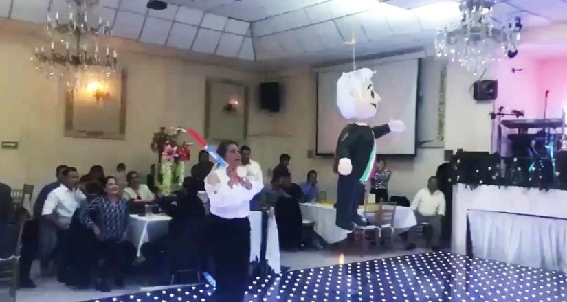 Rompen piñata de AMLO en festejo navideño