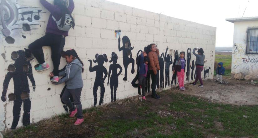 Niños y jóvenes pintan mural en Lomas de San Ramón
