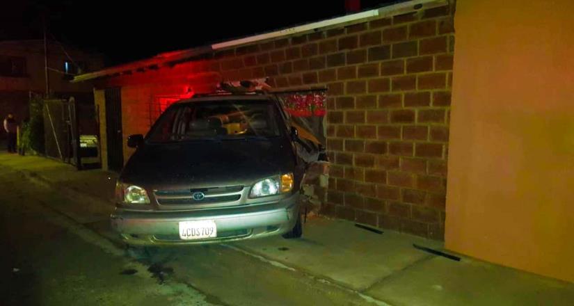 Mujer impacta auto sobre una vivienda