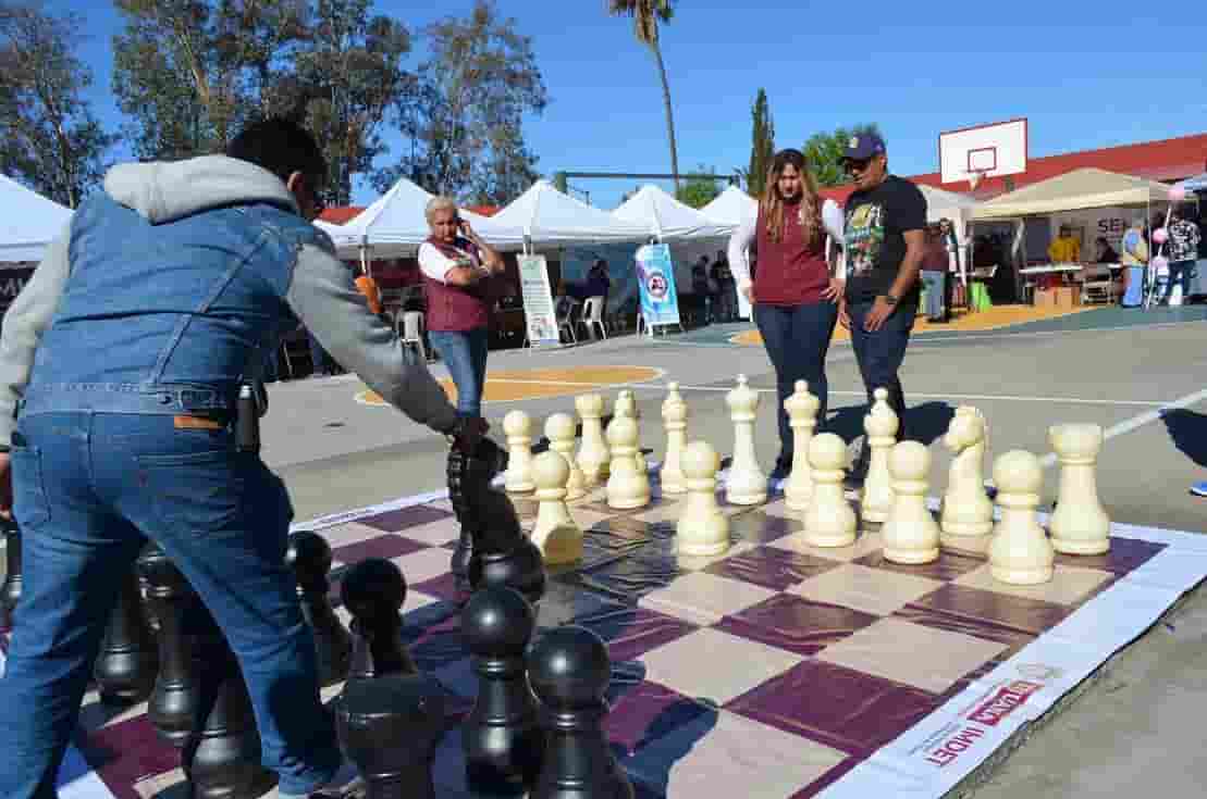 Presenta Imdet tablero gigante de ajedrez en Sábados de Bienestar