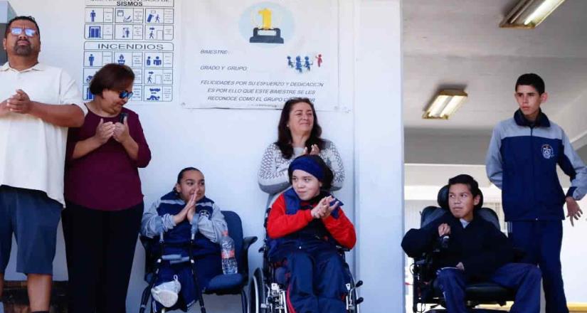 Araceli Brown entrega rampas de acceso a personas con discapacidad