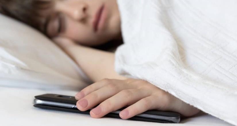 Mito o realidad ¿Es dañino dormir con el celular al lado?