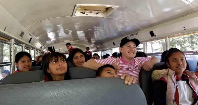 Joven de 19 años regala autobús escolar a una comunidad en Michoacán