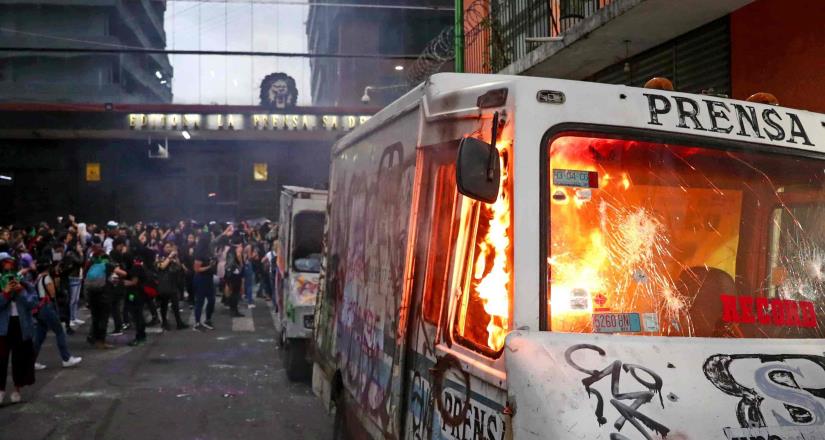 En marcha queman camión y cachitos de lotería afuera de La Prensa