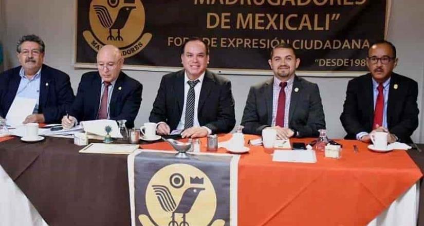 Presenta secretario de salud acciones y funciones al grupo madrugadores de Mexicali