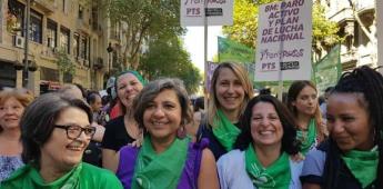 ¿Por qué las feministas se identifican con el color verde y morado?