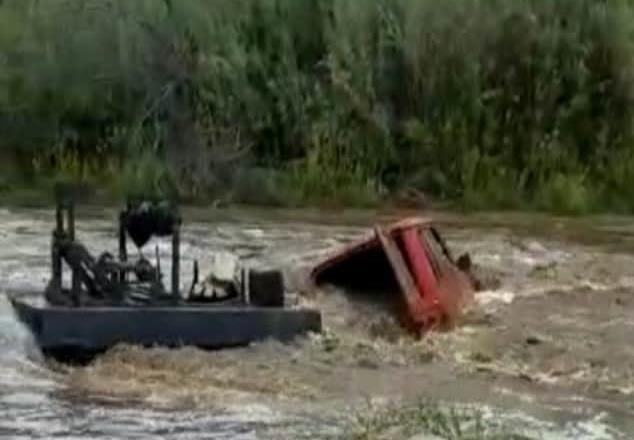 Queda atrapado al intentar cruzar un arroyo