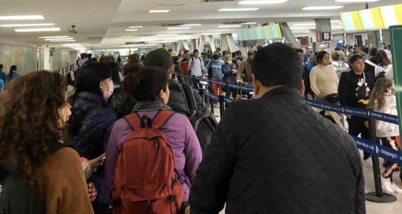 Aeropuerto de la CDMX realiza revisión sanitaria a pasajeros