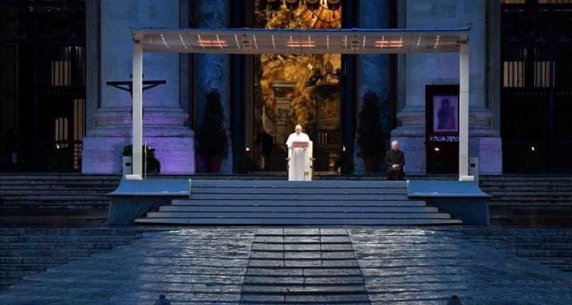 El Papa Francisco hace la bendición Urbi et Orbi