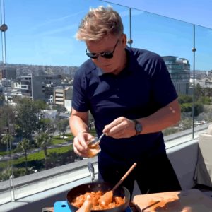 Gordon Ramsay aparece en Tijuana cocinando una Torta de Chorizo
