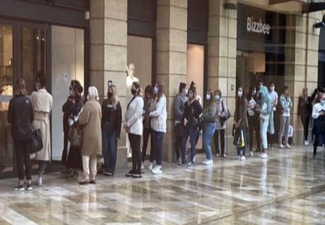 Franceses hacen largas filas para entrar a tienda ZARA