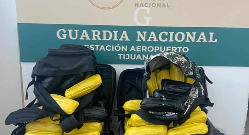 Detienen a dos pasajeros que viajaban con más de 47 kg de crystal en el Aeropuerto de Tijuana