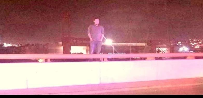 Policía de Playas de Rosarito disuade a persona de saltar de un puente