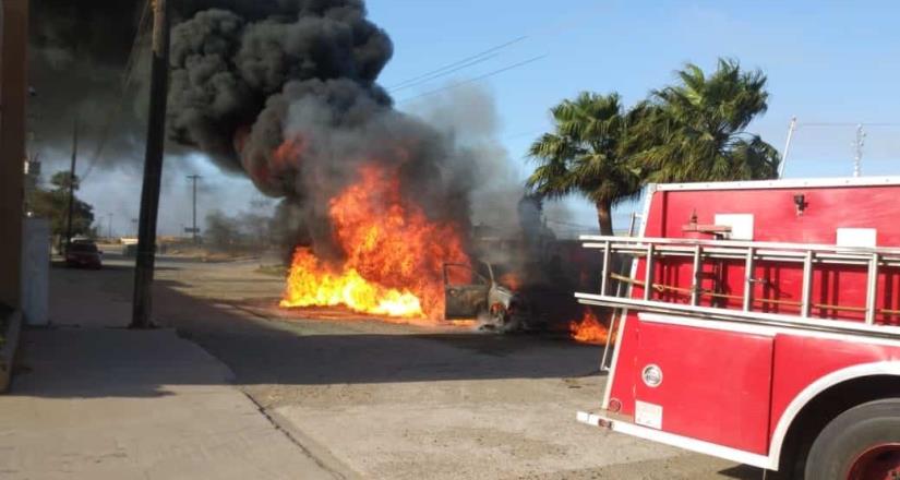 Se incendia vehículo en calle de San Quintín