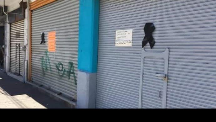 Colocan moños negros en 20 negocios de la calle Obregón