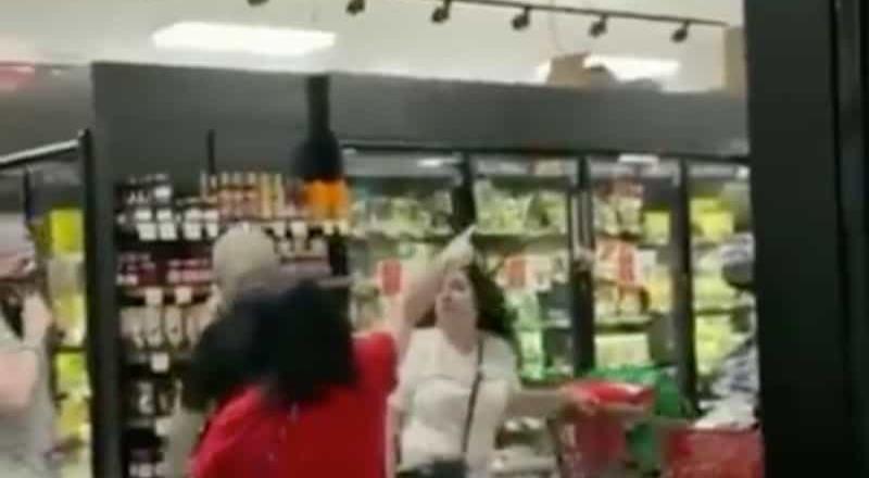 Clientes del supermercado corren a persona por no traer cubrebocas