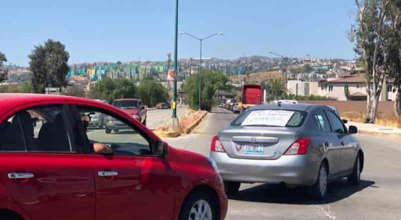 En caravana de autos, protestan contra el gobierno de Baja California