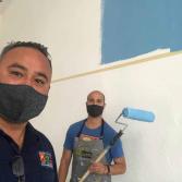 El artista Enrique Chiu se encuentra pintando mural en las instalaciones de la Fuerza Aérea Mexicana