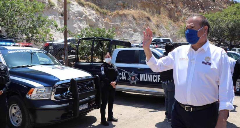 Realiza Arturo González entrega de patrullas a la policía municipal del Distrito Cerro Colorado