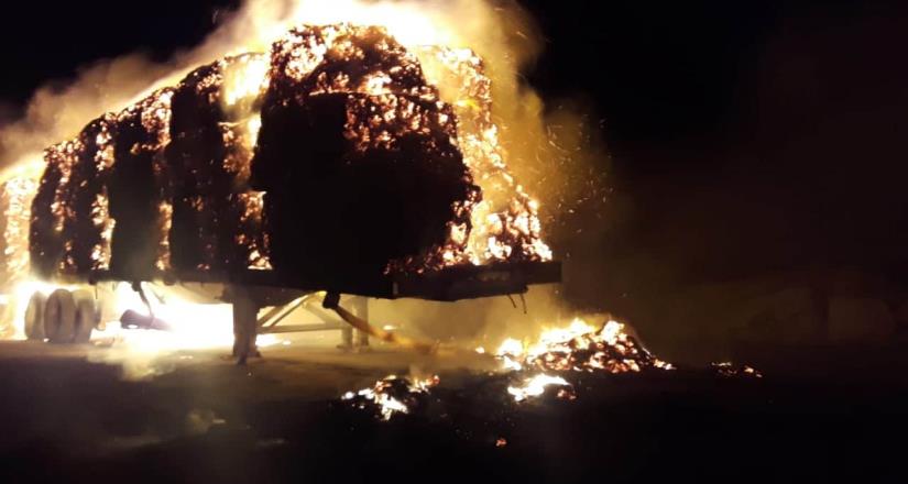 Se registra incendio de tractocamión que transportaba alfalfa a la altura de La Rumorosa