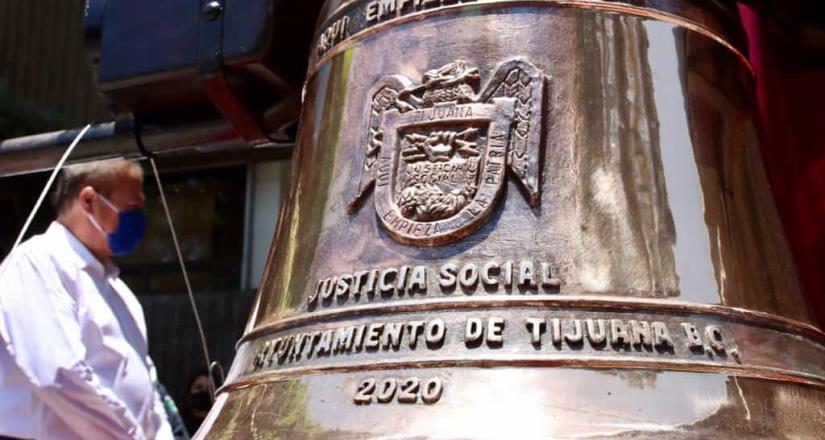 Devela Arturo González réplica de la campana monumental de Dolores Hidalgo