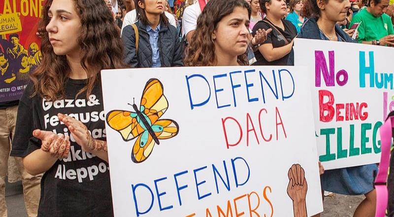 Jóvenes migrantes seguirán amparados con el programa DACA