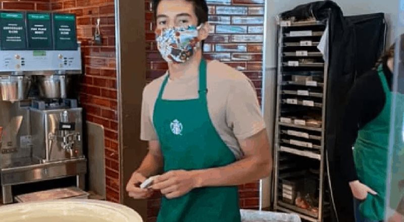 Empleado de Starbucks se niega a atender a cliente sin cubrebocas