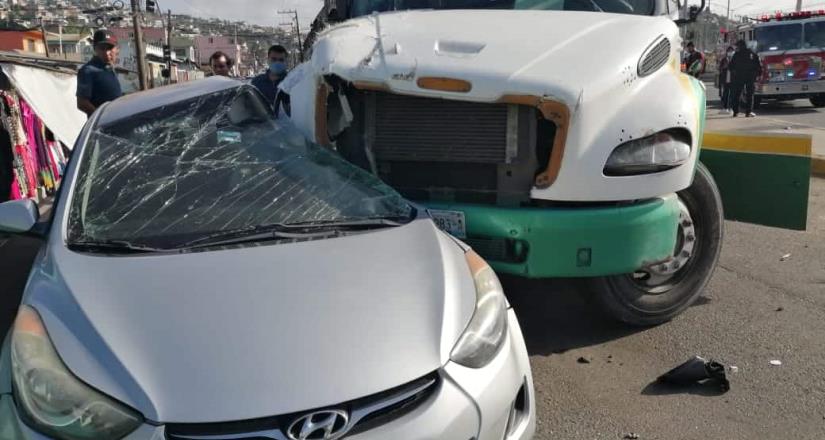 Camión de transporte pierde el control e impacta con un automóvil