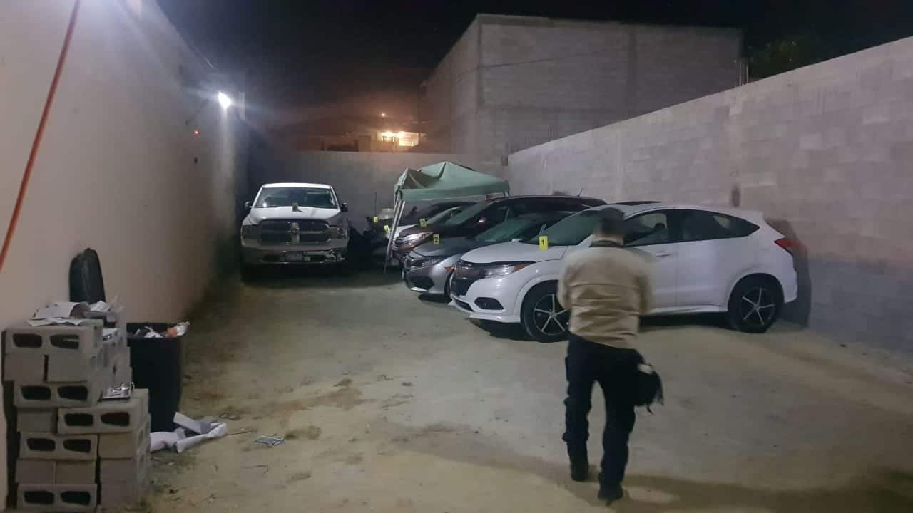 Tras cateo, FGE decomisa 8 vehículos en colonia Villa Cruz