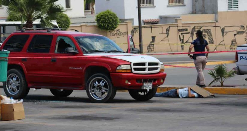 Asesinan a dos personas dentro de la plaza Santa Anita