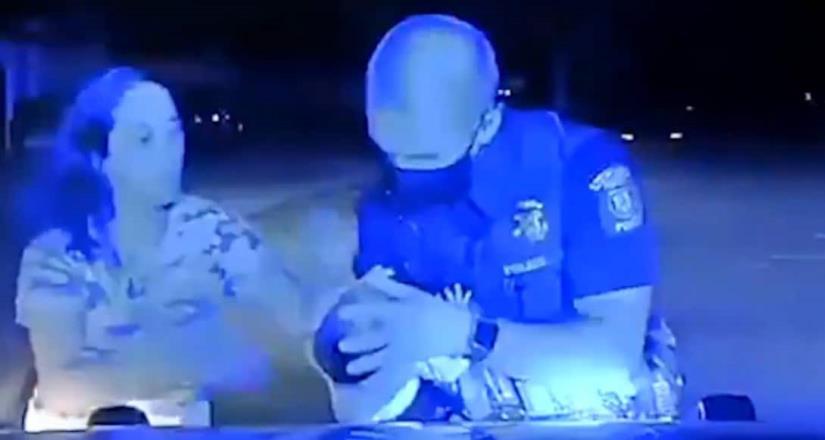 Policía de Michigan salva la vida de un bebé que no podía respirar