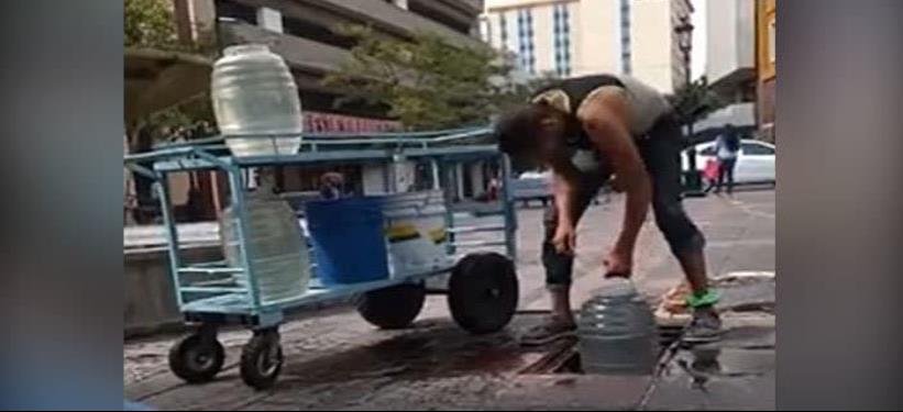 Hombre prepara aguas frescas con agua de registro en Guadalajara