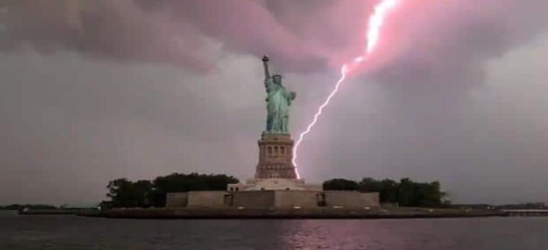 Captan increíble rayo caer en la Estatua de la Libertad en NY
