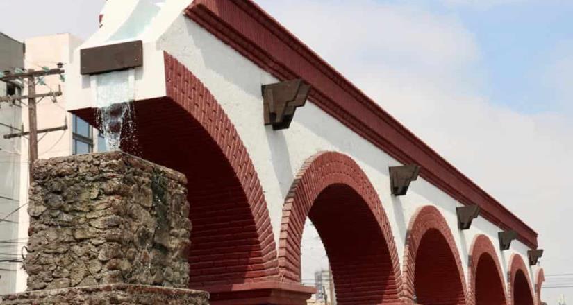 Devela Arturo González placa conmemorativa por rehabilitación de Los Arcos de La Mesa
