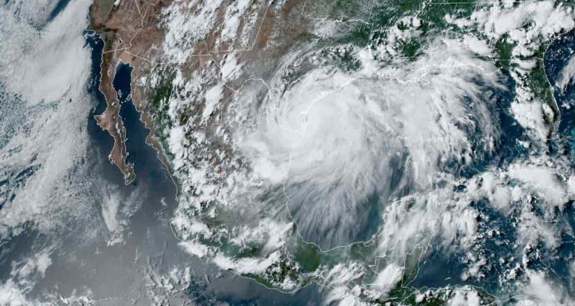 Fuerza del huracán Hanna vuelca un pesado tráiler en Texas (VIDEO)
