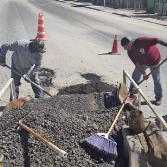 Realiza obras públicas tapado de baches en colonia Luis Echeverría Álvarez