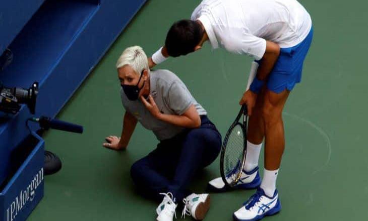 Novak Djokovic descalificado por dar pelotazo a una juez