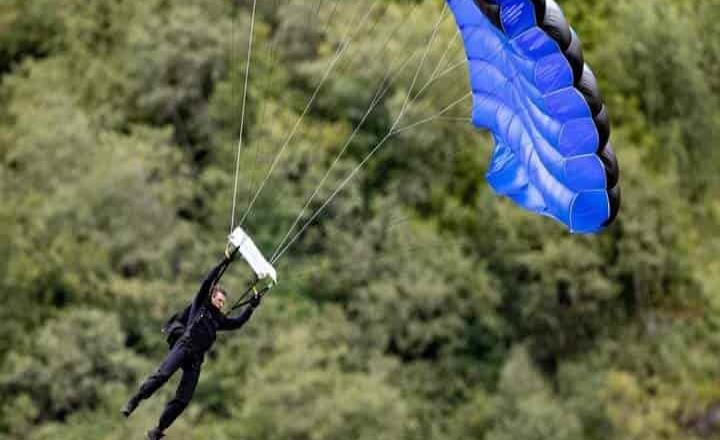 Tom Cruise salta en moto y cae en paracaídas para Misión Imposible 7