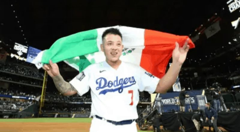 Aficionados de los Dodgers reciben a Julio Urías en Los Angeles