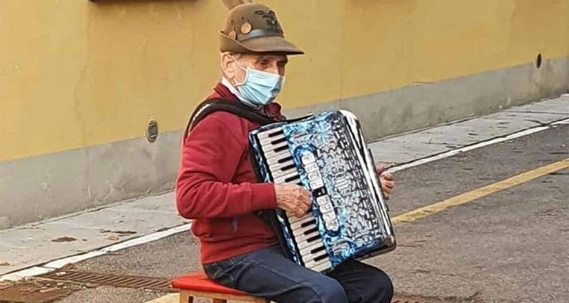 Abuelo lleva serenata a su esposa afuera de hospital en Italia