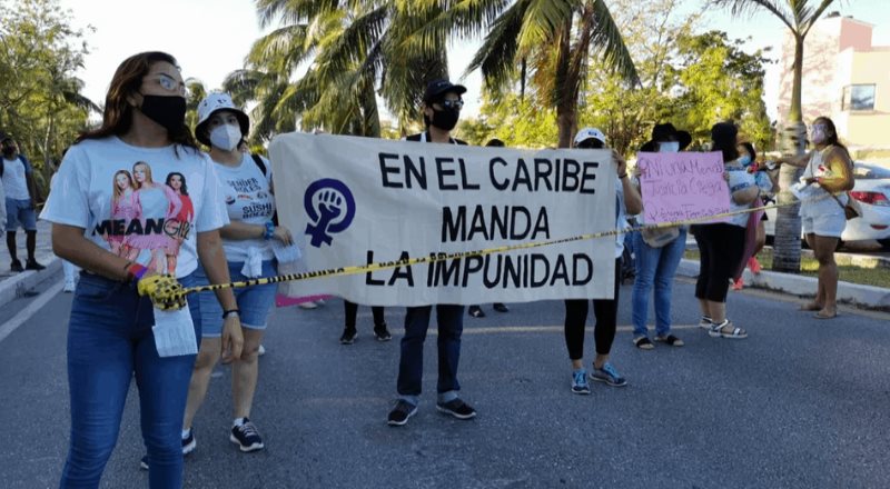 Marchan contra los feminicidios en zona turística de Cancún