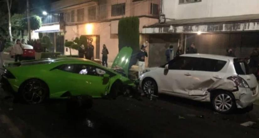 Conductor de Lamborghini choca auto estacionado y huye